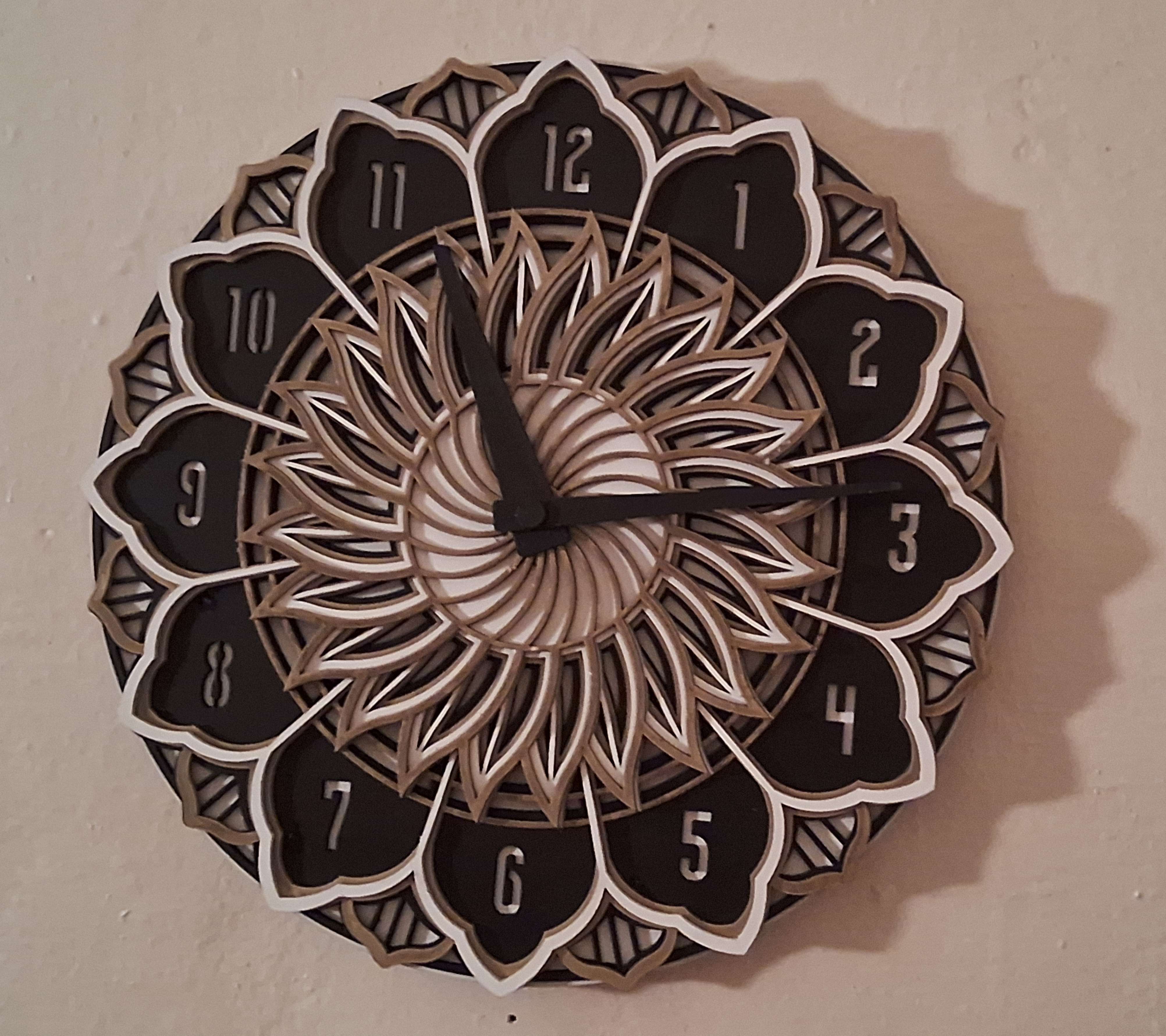 ساعة الحائط الوردة الذهبية