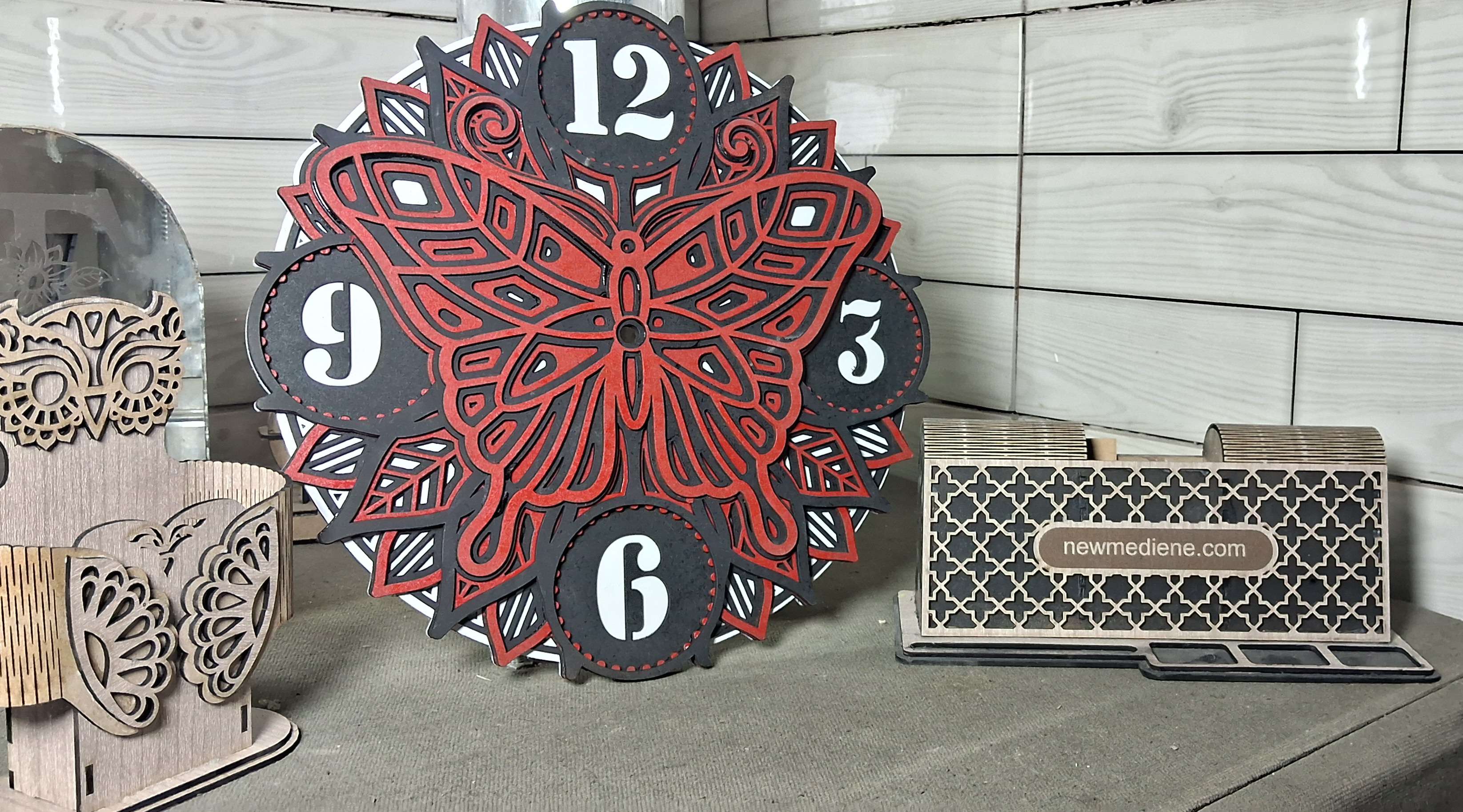 ساعة حائط الفراشة الحمراء