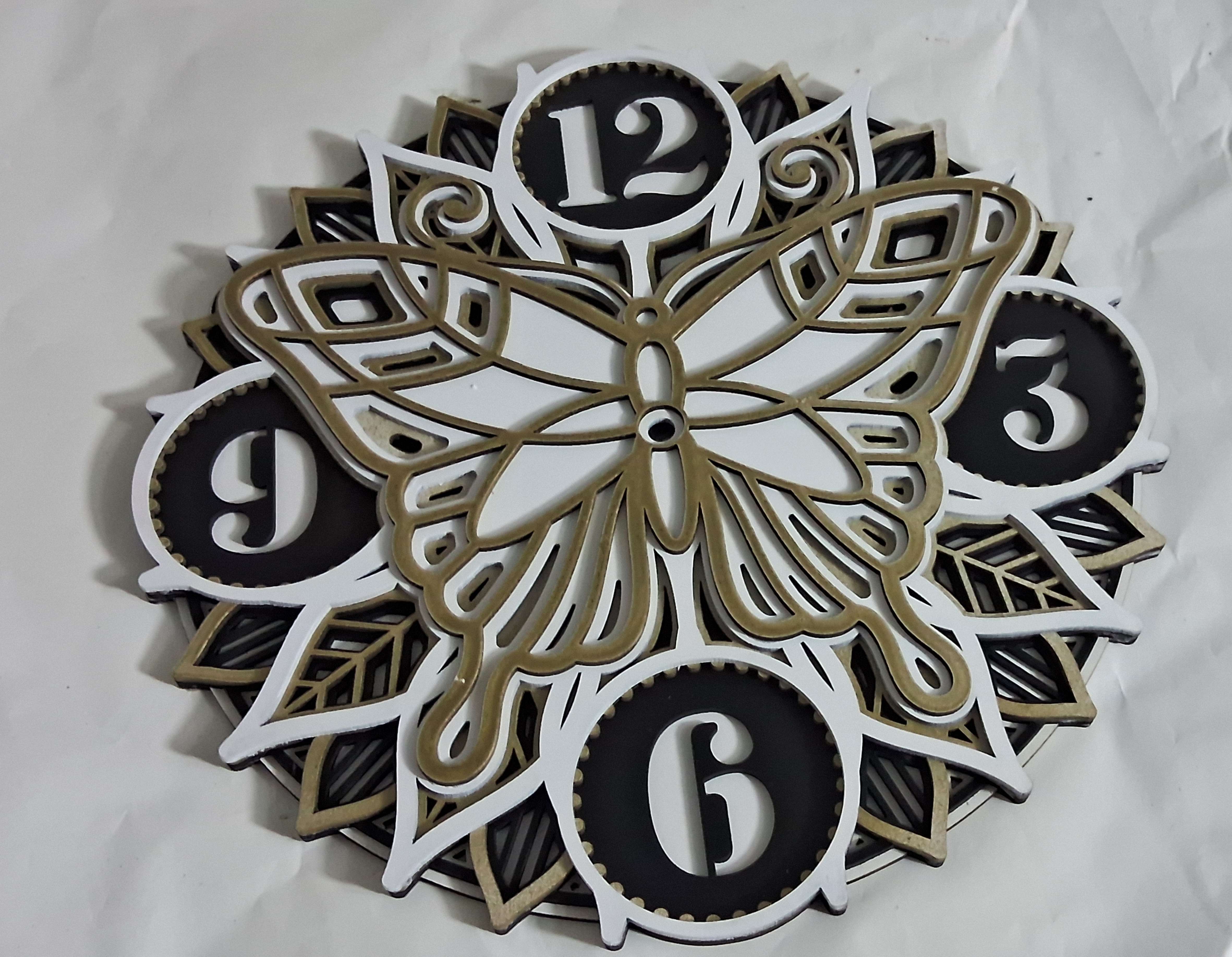 ساعة حائط الفراشة الذهبية