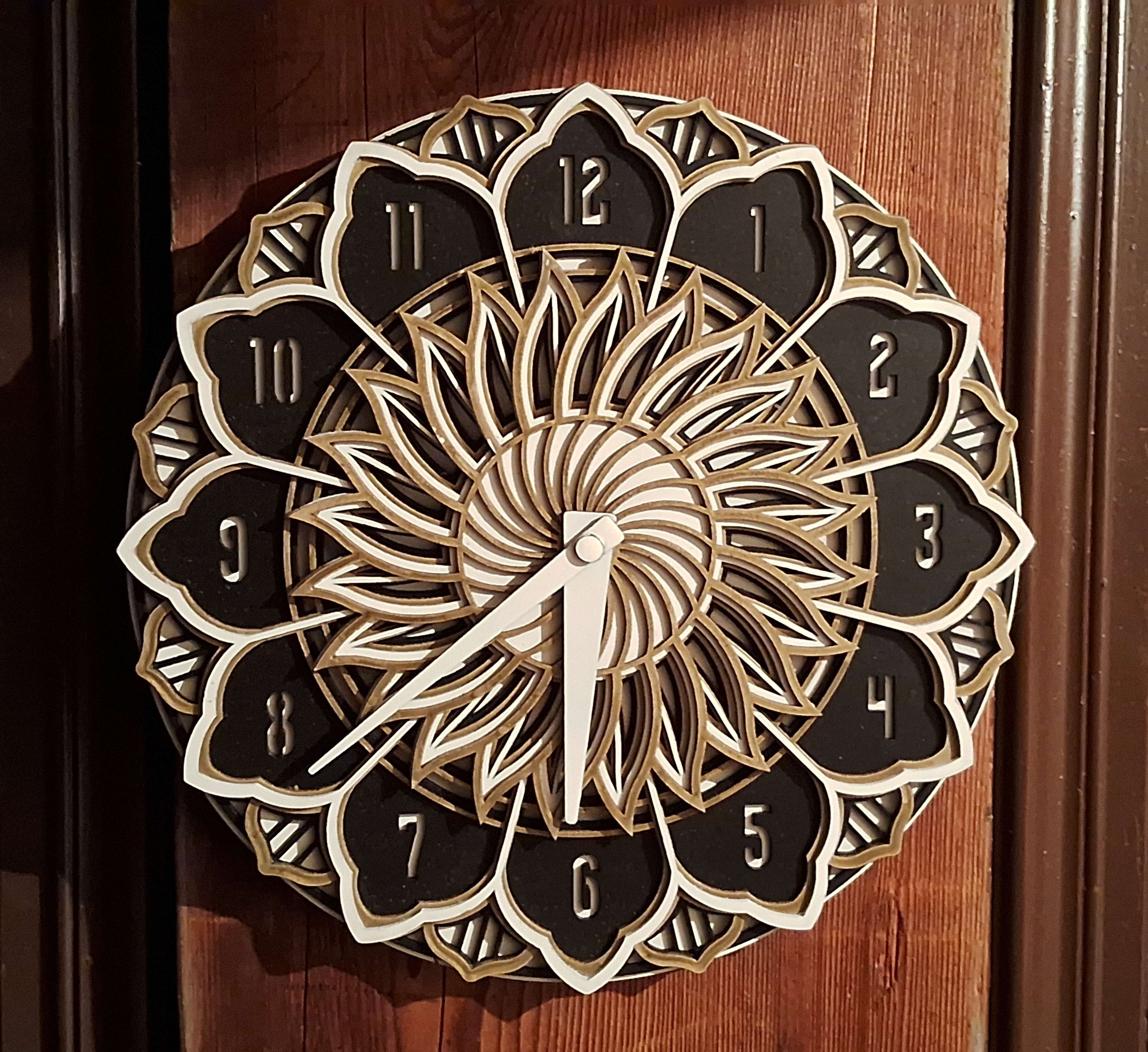 ساعة حائط الوردة الذهبية