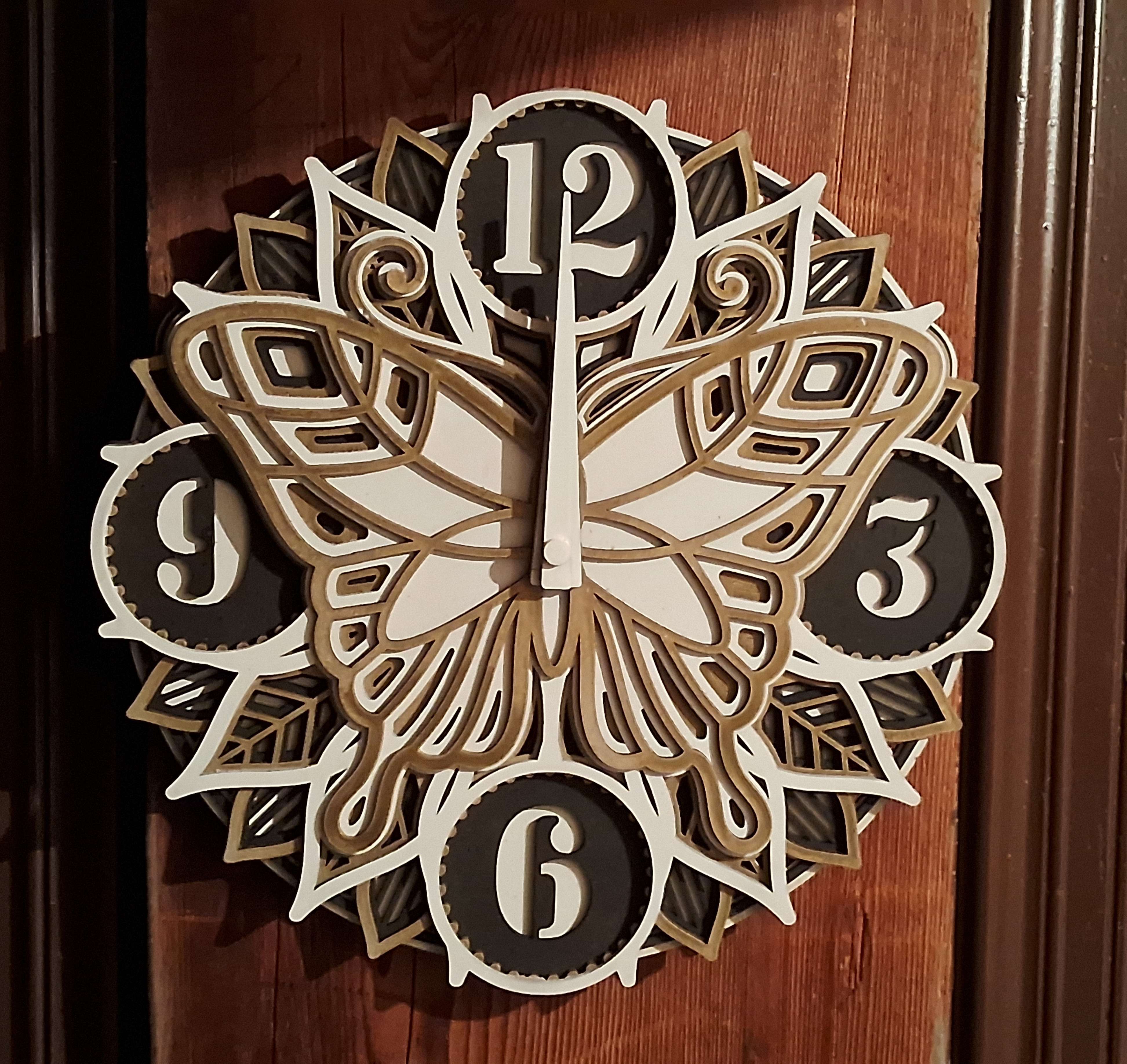 ساعة حائط الفراشة الذهبية